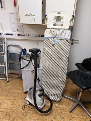 une machine qui se trouve dans le coin d'une pièce