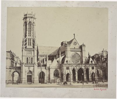 une photo en noir et blanc d'une église dotée d'un clocher