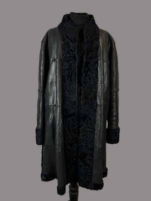 manteau en cuir noir avec col et poignets en fourrure, présenté sur un mannequin, mannequin, mannequin, mannequin, mannequin, mannequin, mannequin, mannequin, mannequin, mannequin, mannequin, mannequin, mannequin, mannequin, mannequin, mannequin, mannequin, mannequin, mannequin, mannequin, mannequin, mannequin, mannequin, mannequin, mannequin, mannequin, mannequin, mannequin, mannequin, mannequin, mannequin, mannequin, mannequin, mannequin, mannequin, mannequin, mannequin, mannequin, mannequin, mannequin, mannequin, mannequin, mannequin, manne