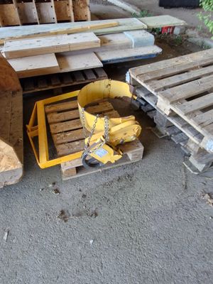 une pile de palettes posée par terre à côté d'une pile de bois