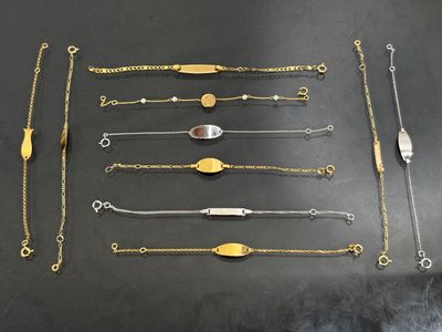 un ensemble de bracelets en or et en argent sur un fond noir