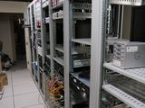 une pièce où se trouvent de nombreux équipements informatiques sur les étagères
