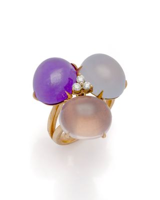 une image montrant un gros plan d'une bague sertie de trois pierres de couleurs différentes
