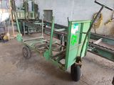 une photo d'un chariot vert dans un entrepôt