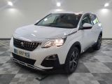 la voiture blanche est garée dans le garage sur un sol en damier