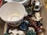 une boîte remplie d'objets assortis posée sur une table