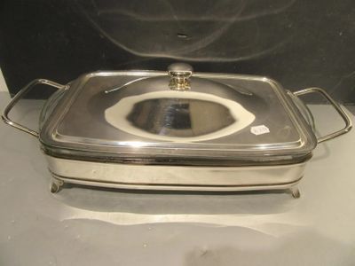une cocotte en argent avec un couvercle posée sur une table