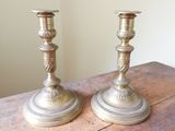 deux bougies posées sur une table en bois