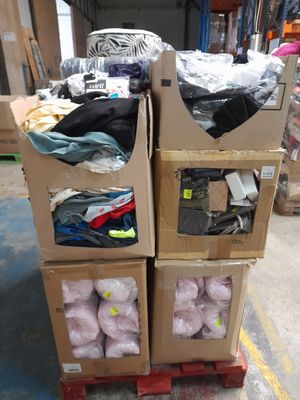 deux cartons de vêtements posés sur une palette dans un entrepôt