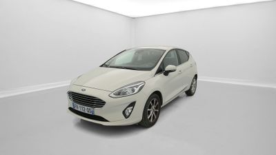 une Ford Fiesta blanche garée dans une pièce blanche