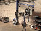 une photo d'un garage contenant des outils et du matériel