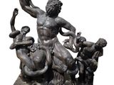 statue d'un homme tenant un groupe d'animaux dans ses mains