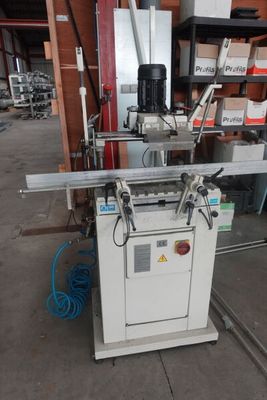 l'image d'une machine installée dans un entrepôt