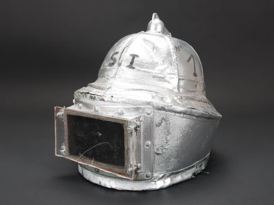 un casque argenté muni d'une fenêtre au milieu