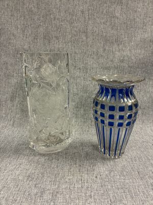 deux vases en verre posés l'un à côté de l'autre sur une surface grise
