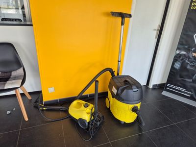un aspirateur et une chaise jaunes et noirs dans une pièce aux murs jaunes