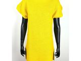 un mannequin portant une robe-pull jaune sur un mannequin mannequin mannequin mann