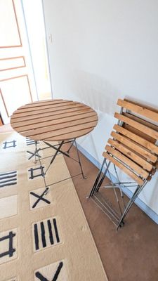 deux chaises et une table dans le coin d'une pièce