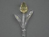 une fleur en verre transparent avec un cœur en cristal jaune