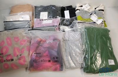 de nombreux sacs de vêtements posés sur une table