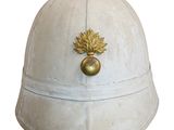 un casque blanc orné d'une feuille d'or