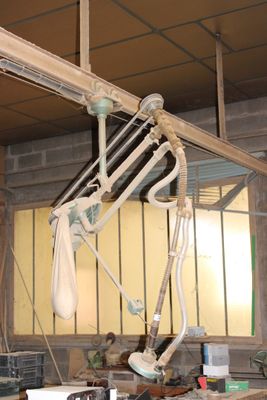 une photo d'un espace de travail avec une grue suspendue au plafond