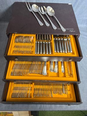 beaucoup d'argenterie dans une boîte sur une table