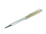Ce stylo est fabriqué à partir de papier journal et possède une pointe en métal