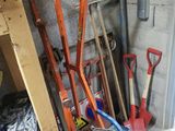 tout un tas d'outils qui traînent dans le garage