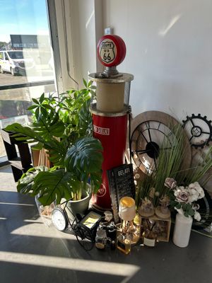 une borne d'incendie rouge posée sur une table devant une fenêtre