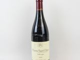 une bouteille de vin posée sur une table