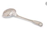 une cuillère en argent avec un manche sur une surface blanche