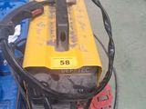 un équipement de soudage jaune et noir posé sur une mallette bleue