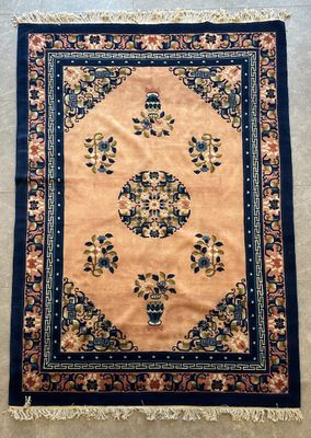 un tapis persan ancien, avec une bordure bleue et un motif floral