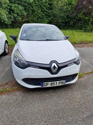 La voiture blanche est garée sur le parking, à côté de la voiture blanche.