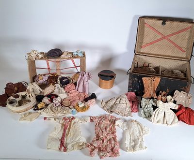 de nombreux types de poupées dans une valise posée sur une table