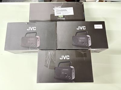 quatre boîtes de produits JVC posées sur une table