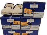 Plusieurs boîtes de chaussons sont empilées les unes sur les autres