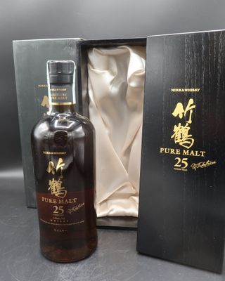 un gros plan sur une bouteille de whisky dans un coffret