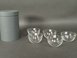 quatre verres et une boîte sur la table