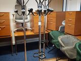une photo d'une pièce avec plusieurs chaises et une table