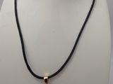 collier avec un pendentif plaqué or sur un cordon noir