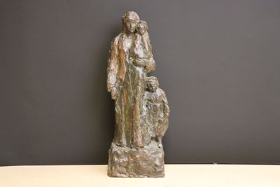 statue représentant un homme et une femme assis sur un rocher posé sur une table