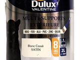un pot de peinture Duluxx sur lequel figure un chat noir
