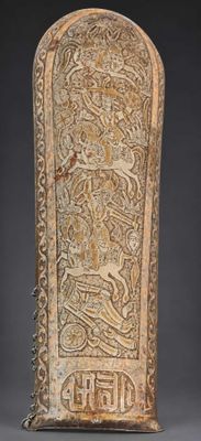 une vieille plaque en bois sculptée ornée d'un motif