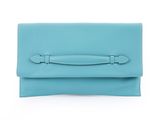 une pochette en cuir bleu sur fond blanc