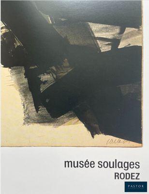 une photo en noir et blanc d'un tableau accroché au mur