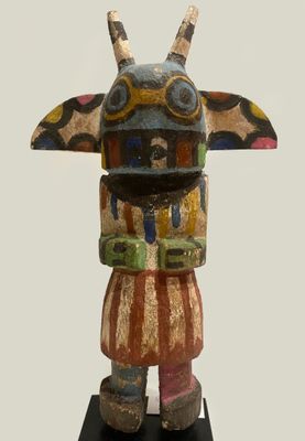 an image of a sculpture of a horned head on a wooden base