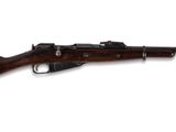un fusil avec un canon en bois sur fond blanc