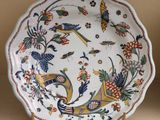 une assiette avec un motif d'oiseaux et de fleurs